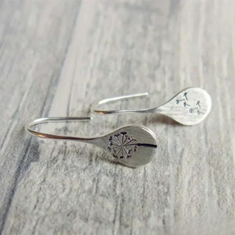 Elegant Håndlavede Sølvøreringe med Dandelion Blade Design