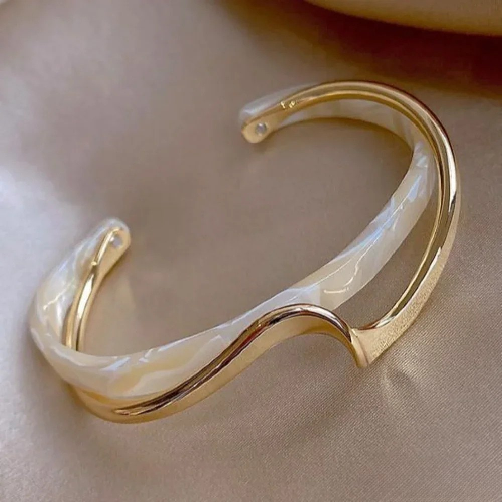 Elegant Gylden Armbånd med Hvid Opal