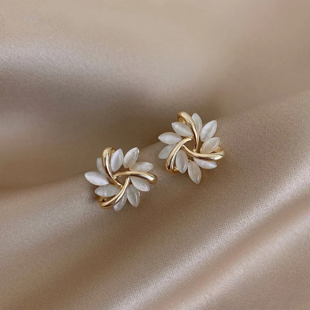 Elegant og Eksklusiv Guld Øreringe med Opal Petal Circle Design