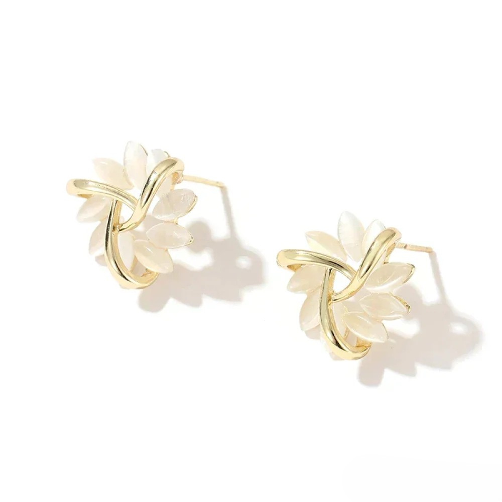 Elegant og Eksklusiv Guld Øreringe med Opal Petal Circle Design
