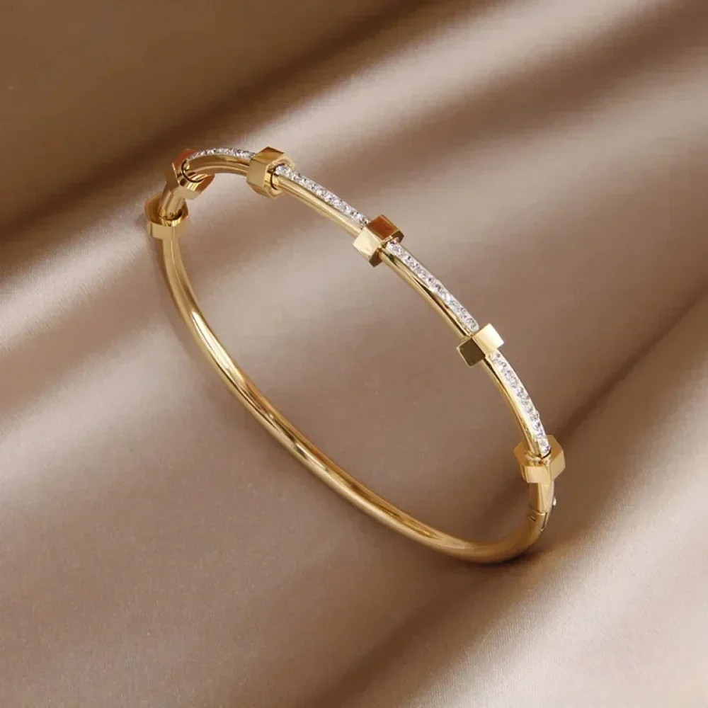 Elegant Lysende Gyldent Armbånd" could be rewritten as "Stilfuldt Lysende Guldarmbånd.