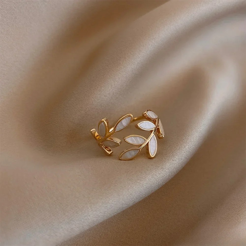 Justerbar Guld Ring med Hvid Opal Blad