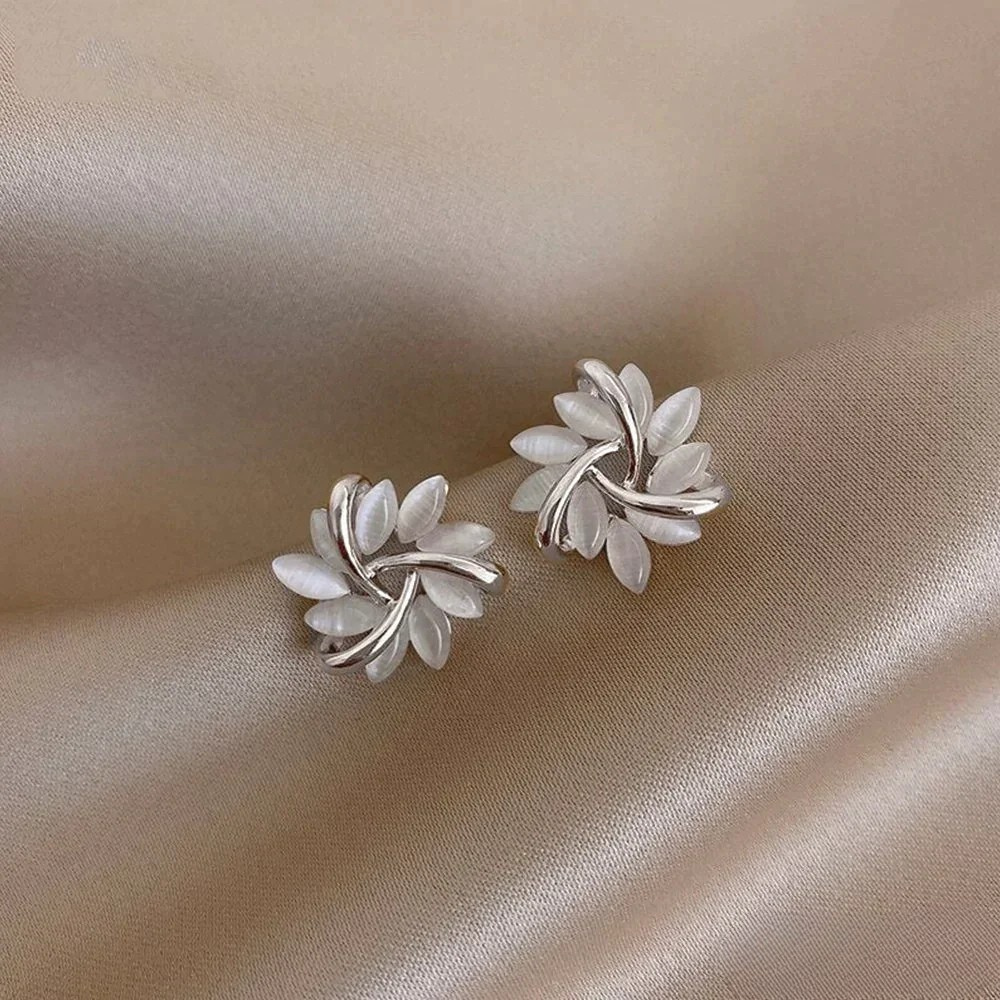 Elegant og Eksklusiv Guld Øreringe med Opal Petal Circle Design