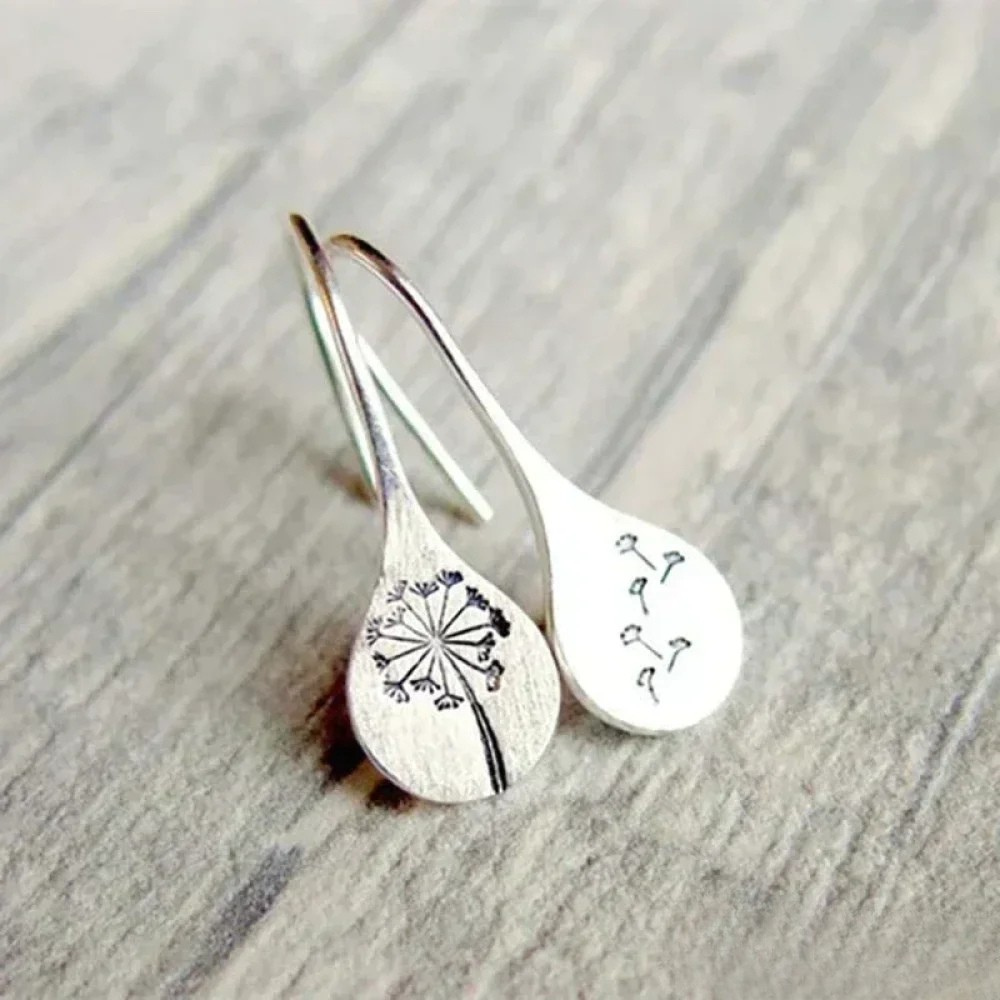 Elegant Håndlavede Sølvøreringe med Dandelion Blade Design