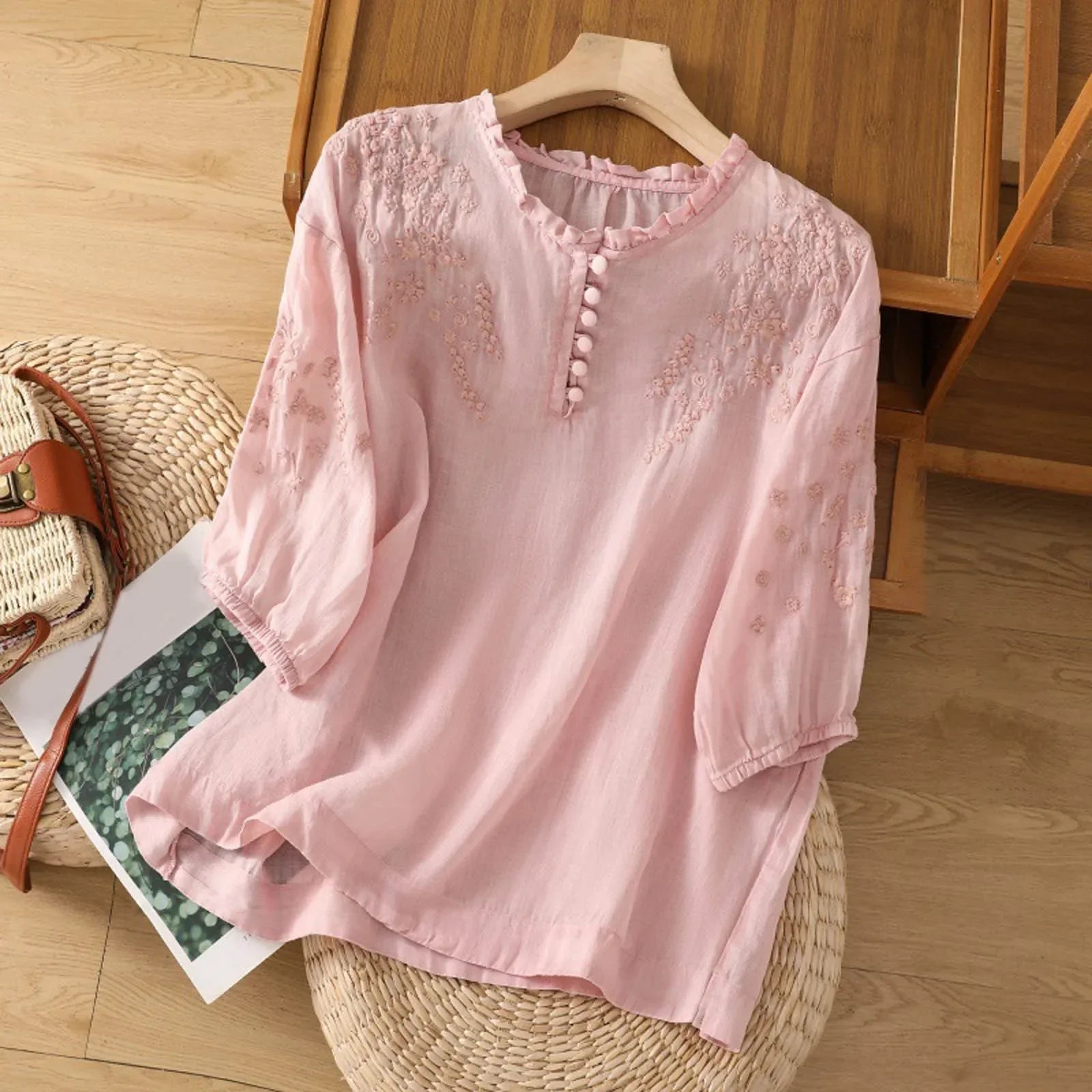 Evelyn – Broderet bluse med knapper foran