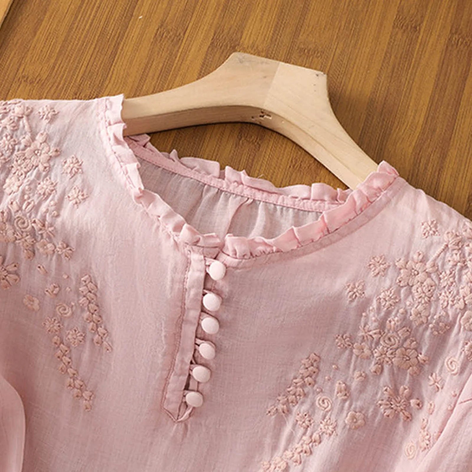 Evelyn – Broderet bluse med knapper foran