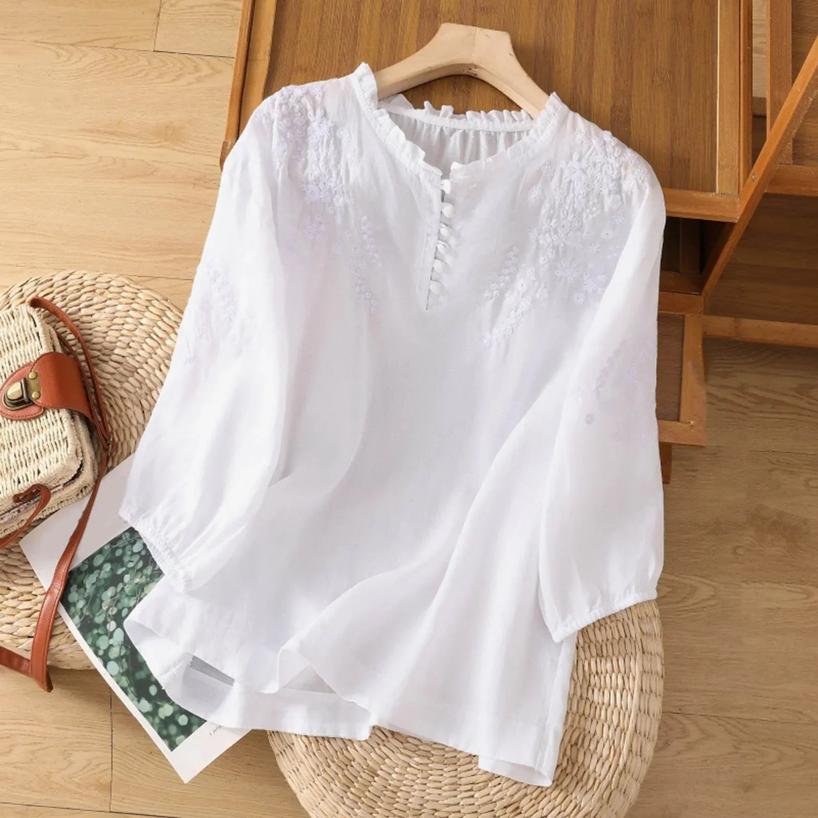 Evelyn – Broderet bluse med knapper foran