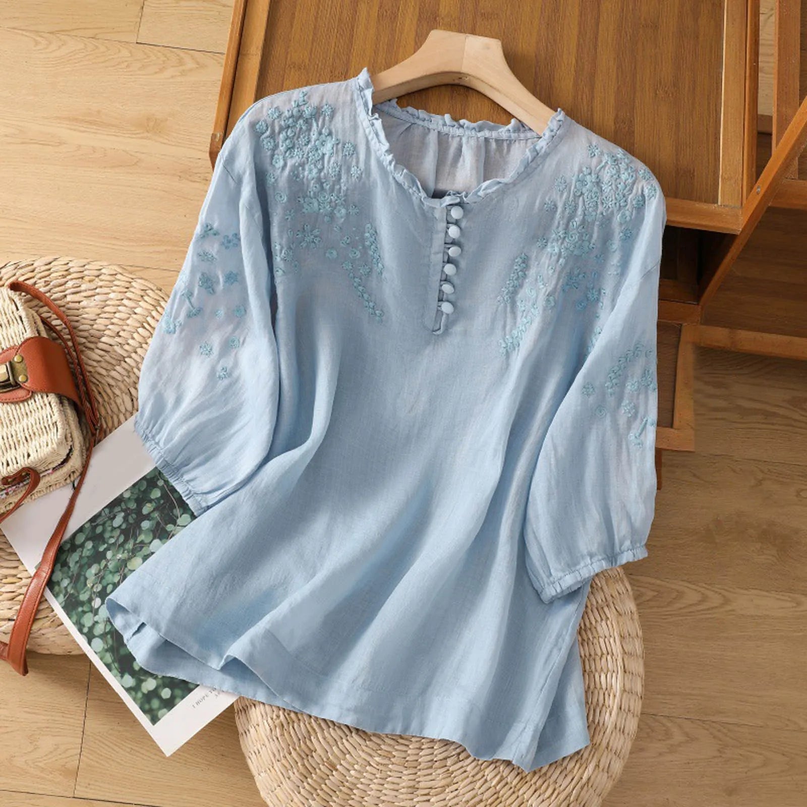 Evelyn – Broderet bluse med knapper foran